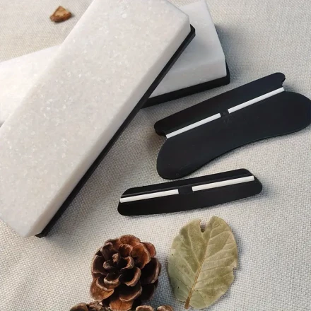 Two Piece Set Including Foot Pads, Knife Holder, White Agate 180 * 60 * 30, Particle Size 10000 #/sharpening Stone, Large-sized Polished Sharpening Stone