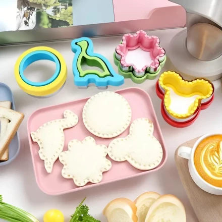 4pcs Sandwich Cutter and Sealer Set - Stainless Steel, Non-Stick DIY Biscuit and Bread Maker - Fun Shapes Including Dinosaur, Mouse, Flower, Circle - Ideal for Youngsters and Adults, Random Colors