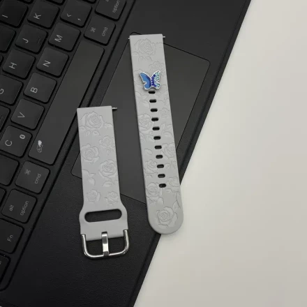 A Smooth Floral Engraved Watch Band Suitable for Galaxy Watch 7, 6, 5, 10.16 cm 40Mm And 44Mm Sizes, As Well As for The 5 Pro, 6 Classic 47Mm, Watch 4 Classic, And Active 2. This 20Mm Soft And Cute Silicone Sports Band Is Designed for Both Men'S And Women