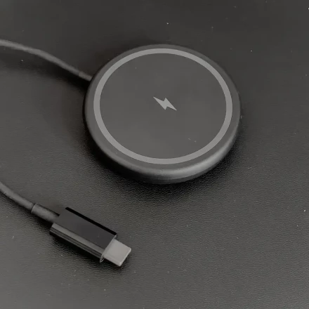 Desktop Disc Fast Wireless Charger 15W Max, for iPhone 16/15/14/13/12/11/8 Series, for Galaxy S24 /S23 /S22 Ultra, and other mobile phones that support wireless charging, wireless charging station, non-battery, convenient, beautiful, simple